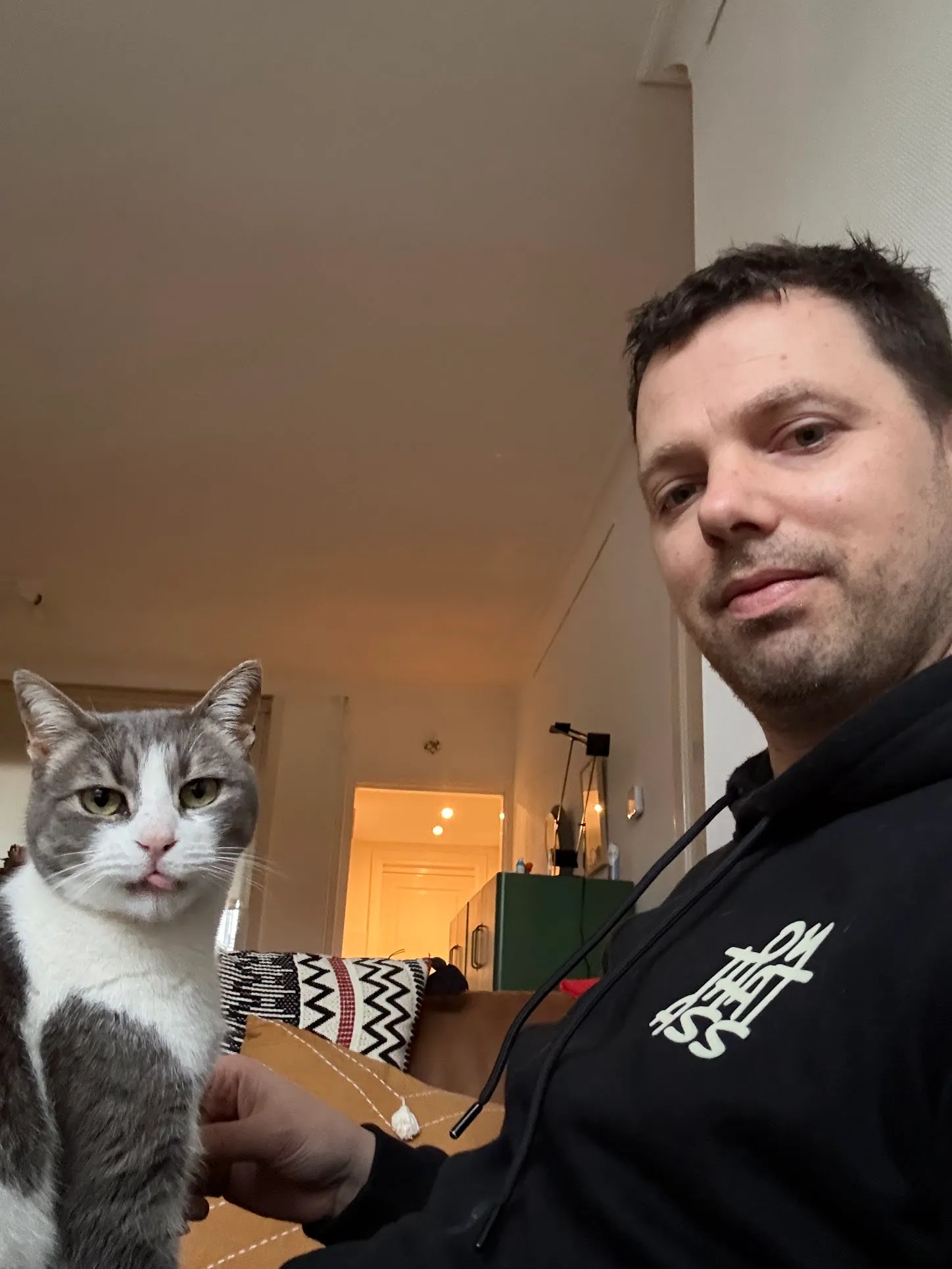 Christian, samen met een van zijn eigen katten